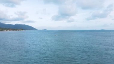 Tayland 'da iki kişinin kano boyunca ilerlemesi bulutlu bir gün - 4K Yatay Video