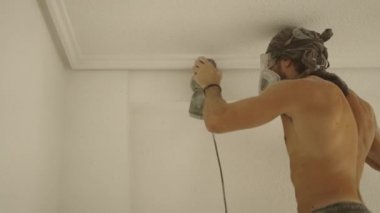 Amatör adam yeni satın aldığı evinde tadilat yapıyor. 4K Yatay Video.