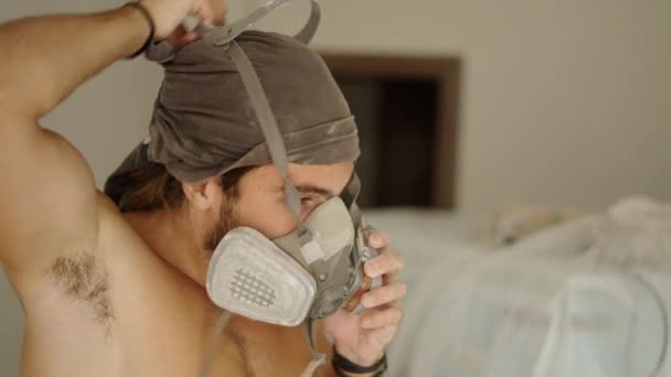 Homem Coloca Máscara Poeira Respirador Ajustar Seu Rosto Olha Para — Vídeo de Stock