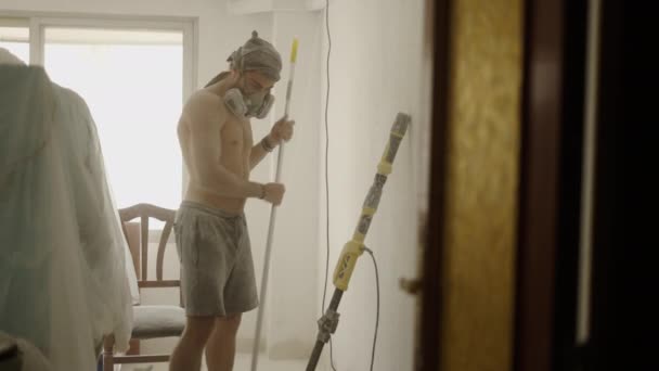 Homem Sala Estar Desgaste Fazendo Reformas Casa Varrendo Chão Tiro — Vídeo de Stock