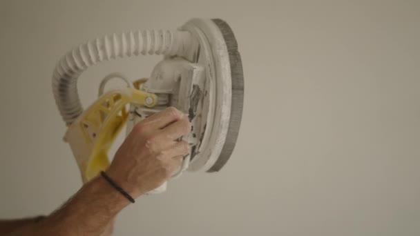 Unrecognizable Man Turns Sanding Machine Smooths Wall Horizontal Video — Stock Video