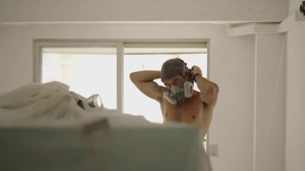 Hipster Homme Met Sur Masque Poussière Lisses Mur Utilise Ponceuse — Video