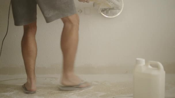 機械を使って自宅の壁を平滑化する男の足 認識できない 4K水平ビデオ — ストック動画