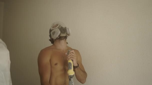 Hombre Caucásico Sin Camisa Observa Techo Enciende Máquina Lijar Horizontal — Vídeos de Stock