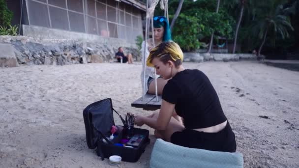 Makijażysta Wyjmuje Farby Futerału Malowanie Ciała Plaży Strzał Zwolnionym Tempie — Wideo stockowe