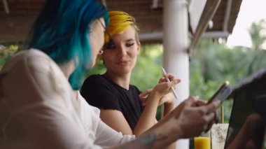 Kadınlar iş projesi hakkında tartışıp anlaşırlar. Uzaktan çalışma konsepti, açık havada çalışma. - 4K Yatay Görüntü