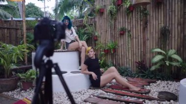 Nüfuzlu kadınlar güzel bahçedeki fotoşop için sabit duruyorlar - yavaş çekim - 4K yatay video
