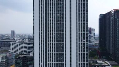 Bangkok 'taki modern evin ön cephesinde hava yükselmesi, beyaz konut binası. Bulutlu bir günde vuruldu. - 4K Yatay Görüntü