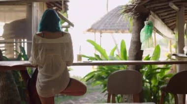 Akıllı telefon kullanan ve meyve suyu içen bir kadının arka plan görüntüsü - 4K Yatay Video