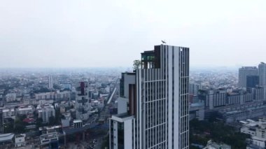 Asya 'nın modern şehrinde yüksek binaların çevreleri. Bangkok mimarisi. - 4K Yatay Görüntü
