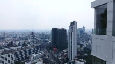 Bangkok siluetinin ters görüntüsü. Modern şehir manzarası. - 4K Yatay Görüntü
