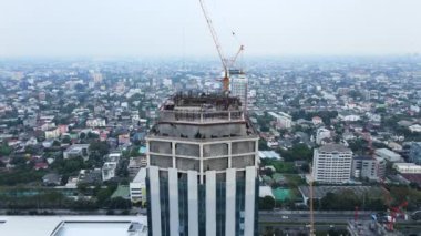 Bangkok şehir merkezindeki çatıda insansız hava aracı manzarası var. - 4K Yatay Görüntü