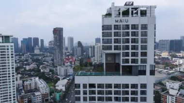 Bangkok 'ta yüzme havuzlu bir apartman manzarası. Arka planda trafik var. - 4K Yatay Görüntü
