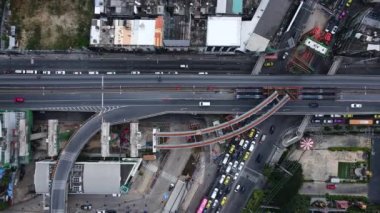 Bangkok 'ta bir otobandan zum yap. Arabalar ve diğer araçlar hareket halinde. - 4K Yatay Görüntü