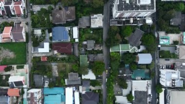 Bangkok 'taki evlerin, binaların, otoparkların ve yolların insansız hava aracı görüntüleri. Komşu manzarası. - 4K Yatay Görüntü