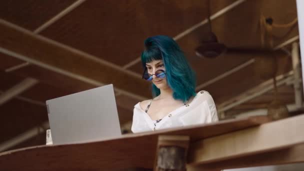 Mavi Saçlı Kadın Laptop Ekranına Bakıyor Otel Barının Terasında Ayağa — Stok video