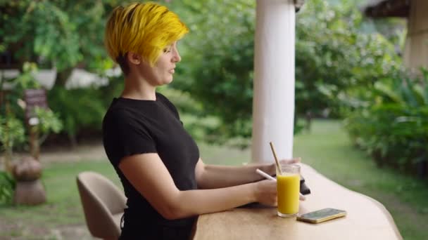 创业妇女使用平板电脑从事个人项目 慢镜头 4K水平视频 — 图库视频影像