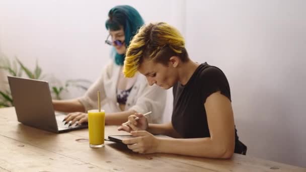 Professionelle Vermarkterinnen Arbeiten Coworking Space Großaufnahme Von Frauen Die Konzentriert — Stockvideo