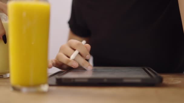 Mãos Navegando Através Dispositivo Tablet Segurando Caneta Inteligente Mulher Irreconhecível — Vídeo de Stock