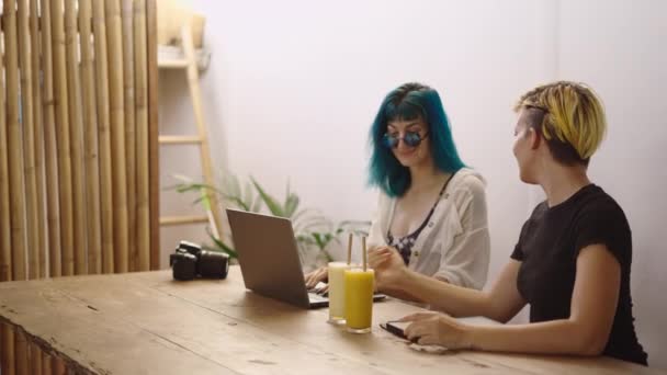 内容创建者在协同工作空间进行交互 女人说话 喝果汁 4K水平视频 — 图库视频影像