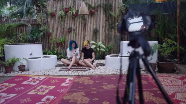 Femme Assise Dans Jardin Idyllique Prête Filmer Une Vidéo Plan — Video