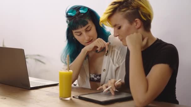 在商业会议上 内容创建者女性讨论她们的网页设计 伙伴关系概念 4K水平视频 — 图库视频影像