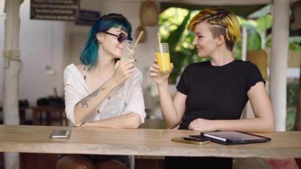 Felizes Colegas Trabalho Torcem Com Bebidas Suco Terraço Bar Hotel — Vídeo de Stock