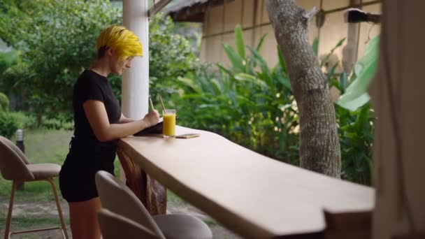 自由职业艺术家用她的平板电脑进行设计 工作和旅行概念 在酒店露台外面的女人 4K水平视频 — 图库视频影像