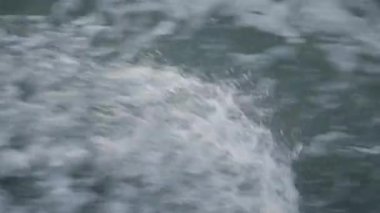 Okyanusta seyahat eden bir geminin arkasından dalgalar sıçratıyordu. İzleme Görüntüsü - 4K Yatay Görüntü