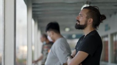 Tayland 'da seyahat ederken feribotta durup düşüncelere dalan erkek turist. orta ekran - 4K Yatay Görüntü