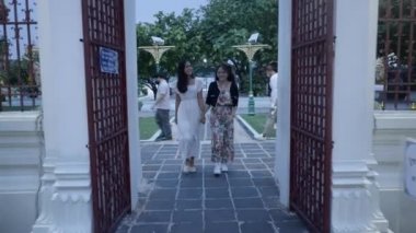 Wat Arun 'u ilk kez ziyaret eden iki Asyalı arkadaş. Heyecanlı ve neşeli - 4K Yatay Video