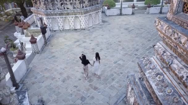 Teman Teman Perempuan Berpegangan Tangan Dan Berjalan Sekitar Kuil Buddha — Stok Video