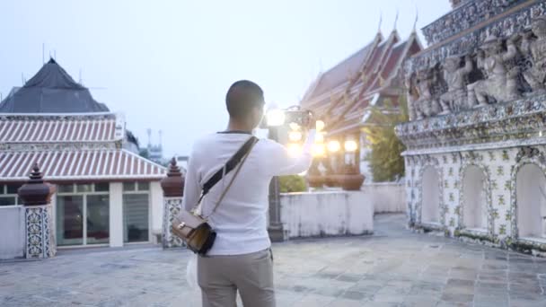 Killen Som Bär Hennes Vänner Väskor Tar Bild Platsen Templet — Stockvideo