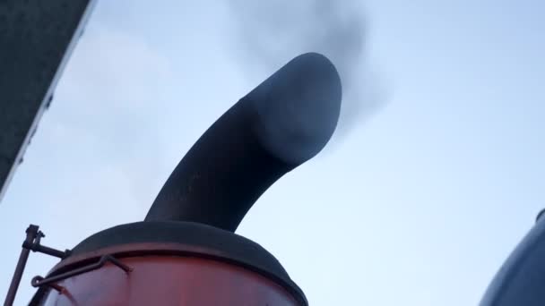 Fumul Negru Adezivul Bărcii Feribot Împotriva Cerului Unghi Scăzut Video — Videoclip de stoc