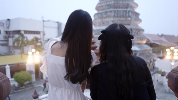 Vista Posterior Dos Amigas Observando Mirador Templo Wat Arun Torre — Vídeos de Stock