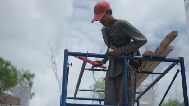 Trabalhador Trabalho Indo Para Baixo Andaime Segurando Barra Nível Fita — Vídeo de Stock