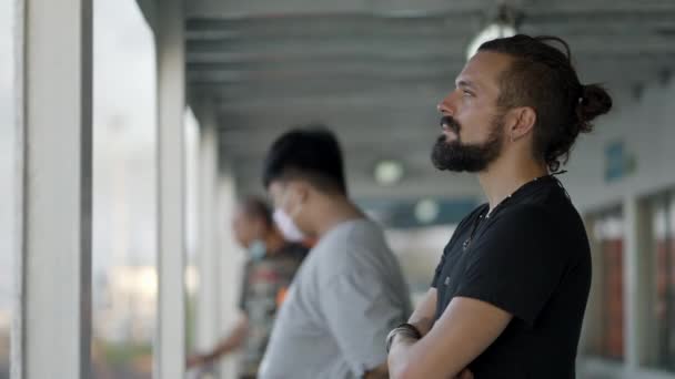 男子游客站在渡轮上 一边在泰国巡航一边沉思 中型射击 4K水平视频 — 图库视频影像