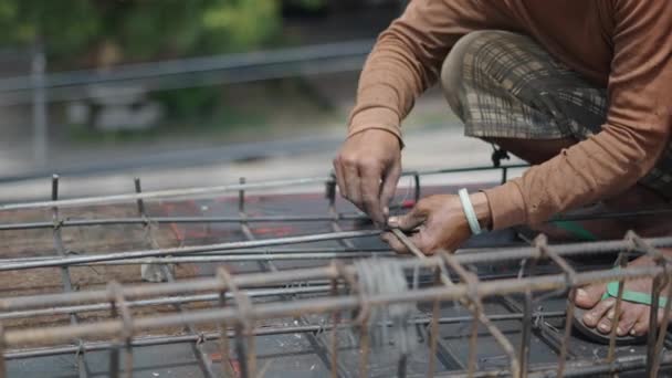 Homem Irreconhecível Local Construção Está Usando Pinça Fixação Reforço Aço — Vídeo de Stock