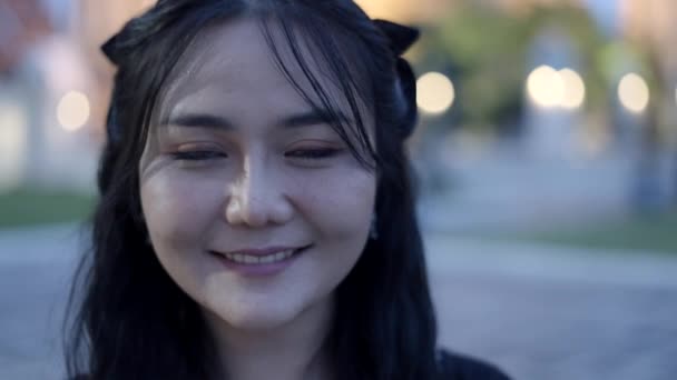 カメラのために異なる顔をしている若いタイ人女性の肖像画 人間の感情の概念 スローモーションショット 4K水平ビデオ — ストック動画