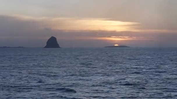 在泰国Koh Pha Ngan岛航行穿过海景 面对着戏剧性的日落天空 Pov 4K水平视频 — 图库视频影像