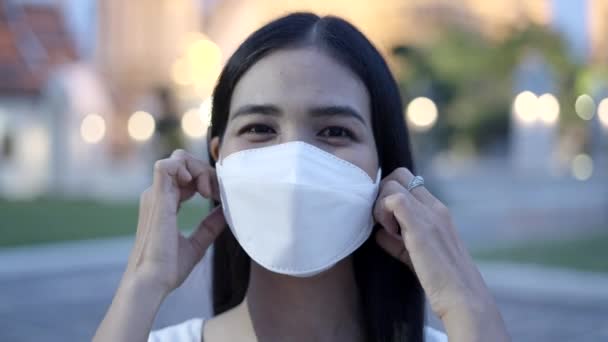 Primer Plano Mujer Tailandesa Saca Máscara Facial Sonríe Horizontal Video — Vídeos de Stock