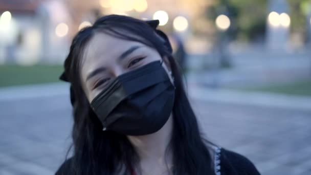 ปภาพของหญ งสาวไทยย มขณะสวมหน ากากใบหน าเพ ประสงค ในการด แลส ขภาพ ภาพเคล — วีดีโอสต็อก