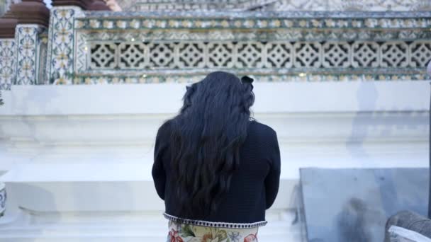 アジアの女性が振り向いてタイの寺院でアジアの挨拶をする 4K水平ビデオ — ストック動画