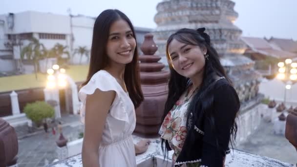 興奮した友人は写真のポーズ アジアの女性はカメラを見て愚かな再生 4K水平ビデオ — ストック動画