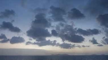 Tayland 'da bir feribottan görülen karanlık bulutlar. Geniş Görüntü - 4K Yatay Görüntü