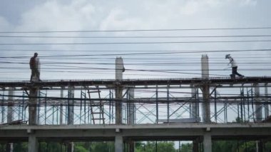 Tayland 'daki Koh Phangan Adası' ndaki inşaat sahasında iskele iskelesi işçileri. Düşük Açı Çekimi - 4K Yatay Görüntü