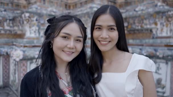 2人の可愛いアジア系の友達がカメラを見て手を振る 友情と友情の概念 4K水平ビデオ — ストック動画
