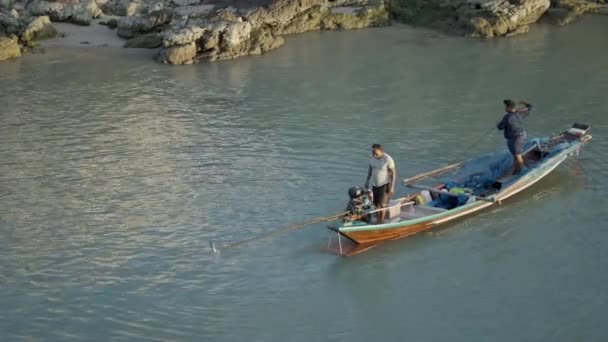 Men Fishing Boat Long Tail Propeller Island Phangan Island Thajsko — Stock video