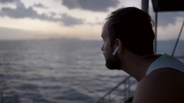 Portrait Lone Tourist Earpods Listening Music Looking Peaceful Ocean While — Stock Video