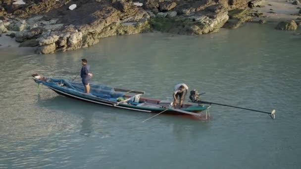 Pêcheurs Dans Bateau Pêche Flottant Près Côte Koh Phangan Thaïlande — Video